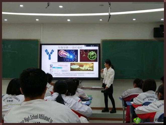 生物老师上课用自己做实验:以身示范的勇敢之举